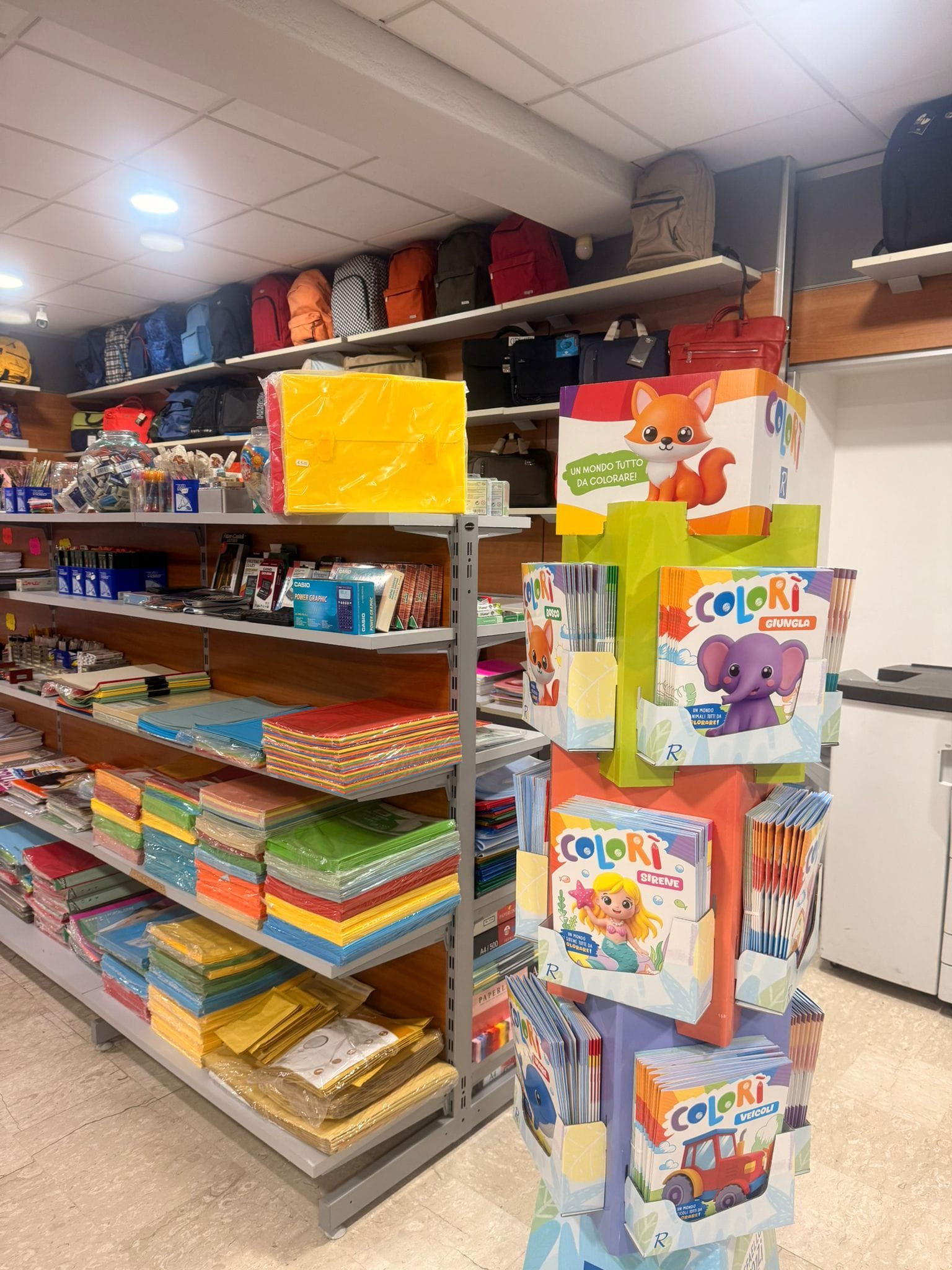 interno-seconda-sede-libri-bambini-e-fogli-colorati